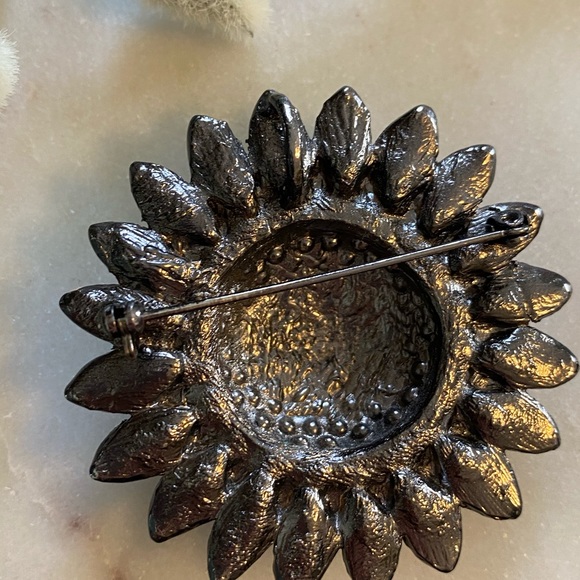 NEW-Sunflower pin/pendant. - Picture 5 of 5